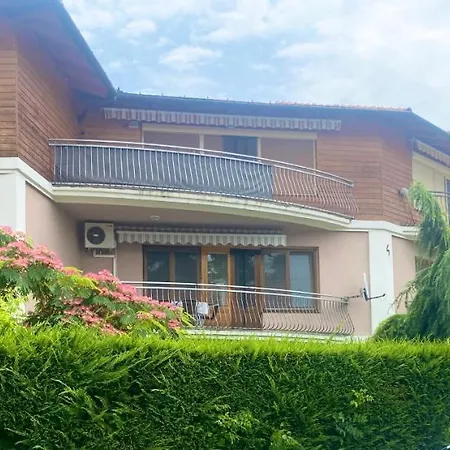 Selyemakacapartman バラトンレッレ