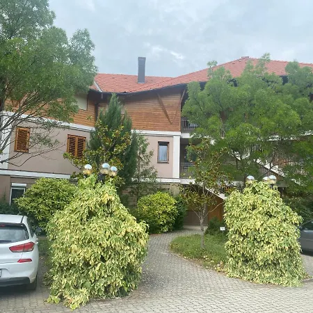 Selyemakacapartman * バラトンレッレ