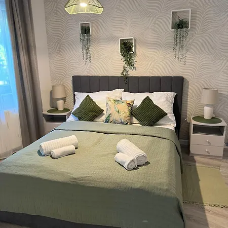 Selyemakacapartman アパート