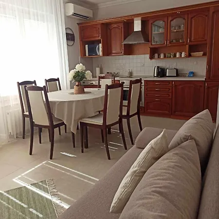 Selyemakacapartman アパート *